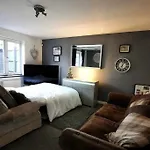 New - Modern Home From Home, 3 Bedrooms, 2.5 Bath