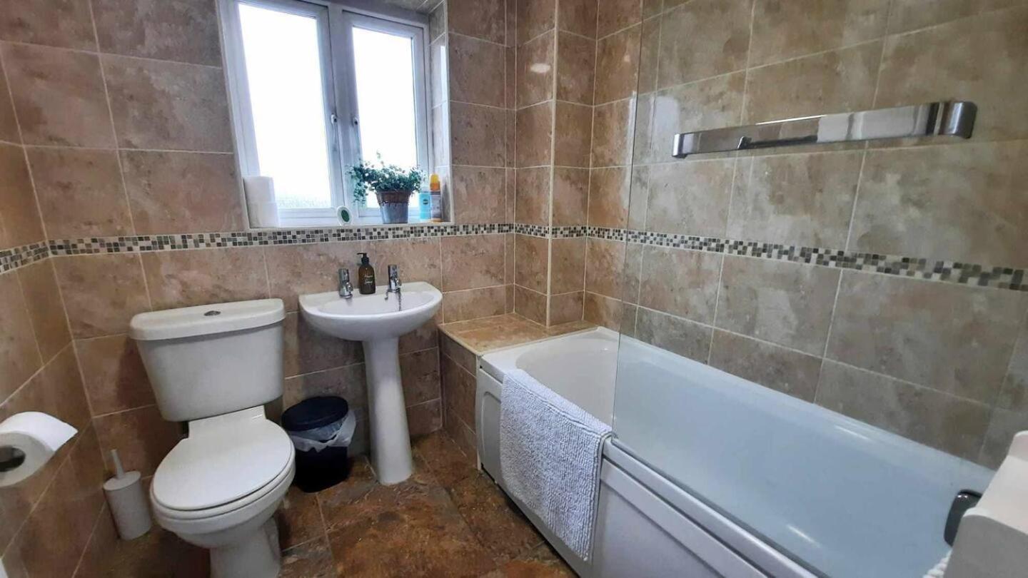 New - Modern From Home, 3 Bedrooms, 2.5 Bath Holiday home